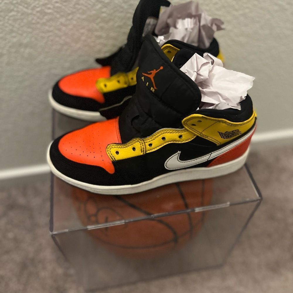 Air Jordan 1 Mid “Team Amarillo”